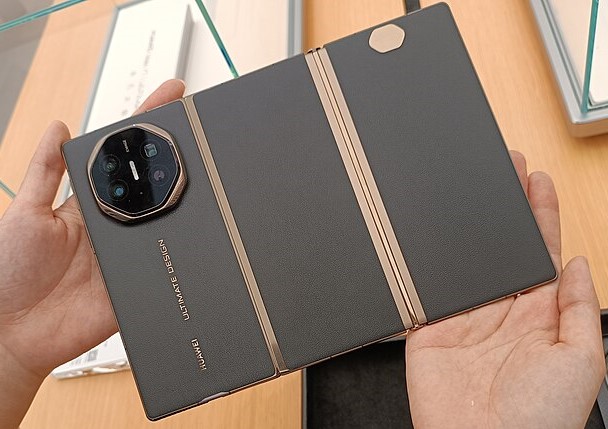 Huawei Mate XTs Huawei Mate XTs